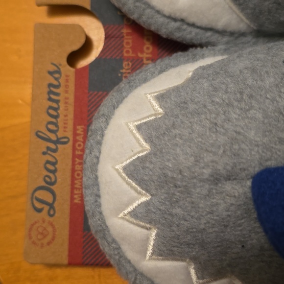 DEARFOAMS BRAND BOYS GRAY AND BLUE SHARK SLIPPERS SIZE 4/5 - Picture 6 of 14